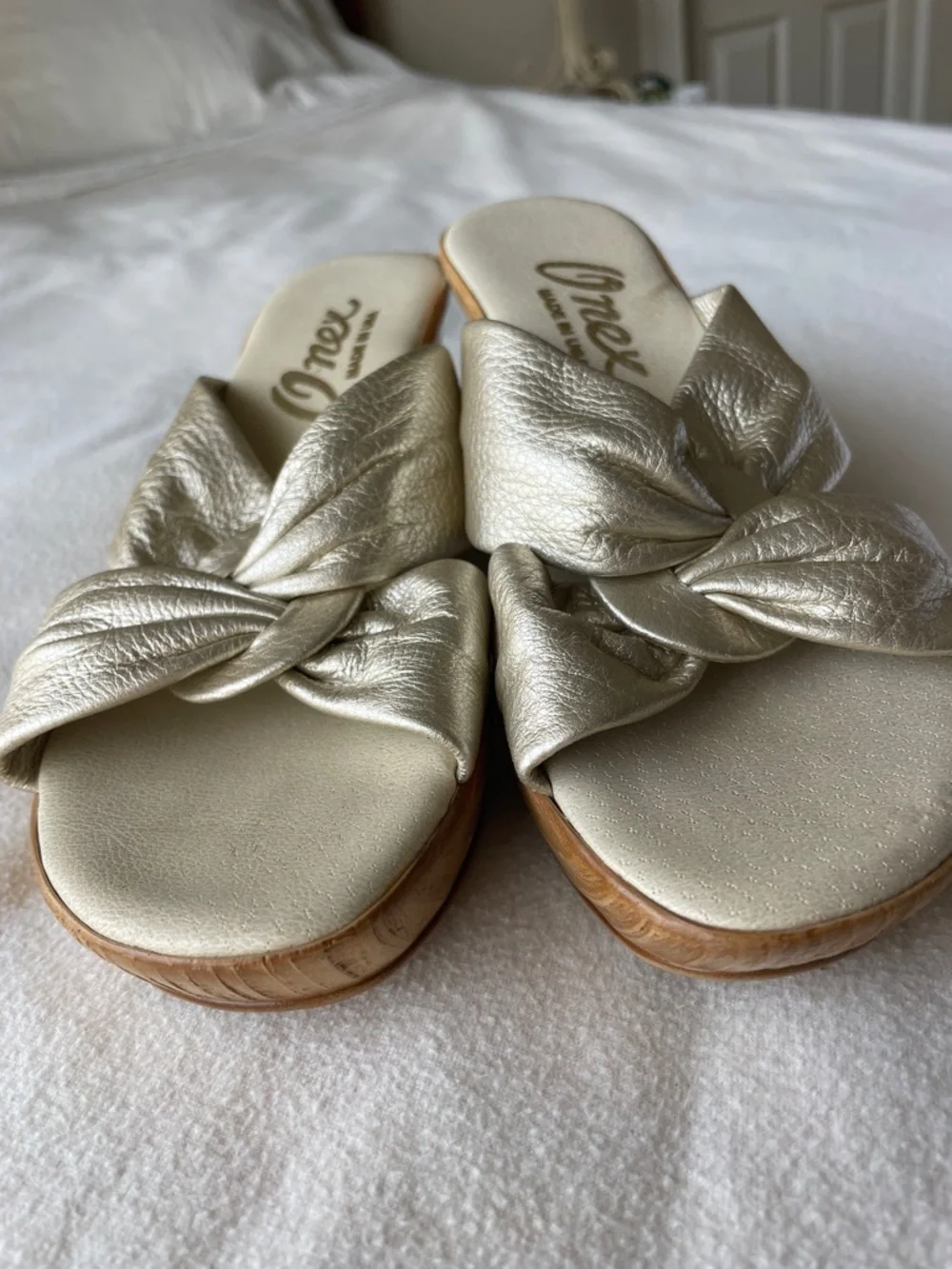 Onex Metallic Gold Knot Wedge Sandals Size 8 So comfy!